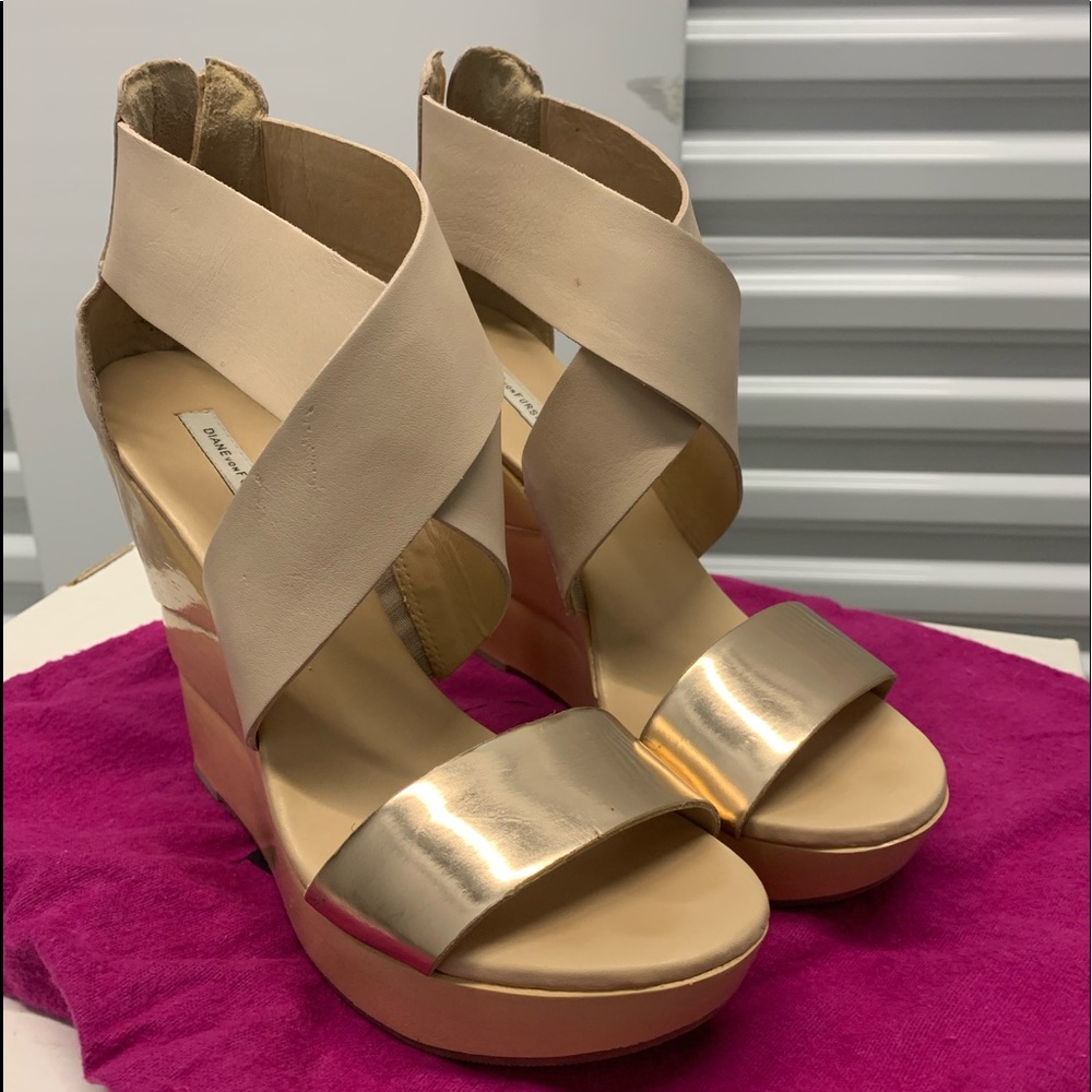 DVF Opal Wedge Nude & Gold size 8.5